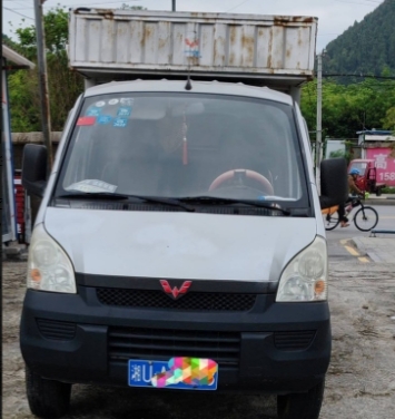 五菱五座轻型厢式货车
