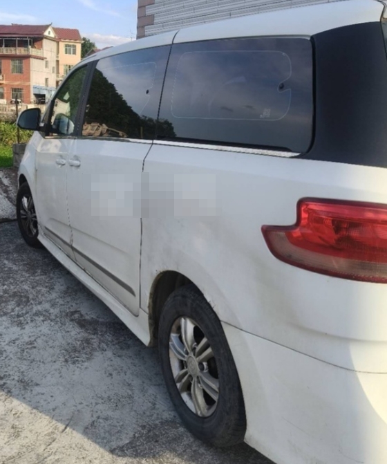 大通柴油版七座商务车